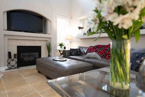 Exclusive 3 Storey 4 Beds 3.5 Baths Double Garage