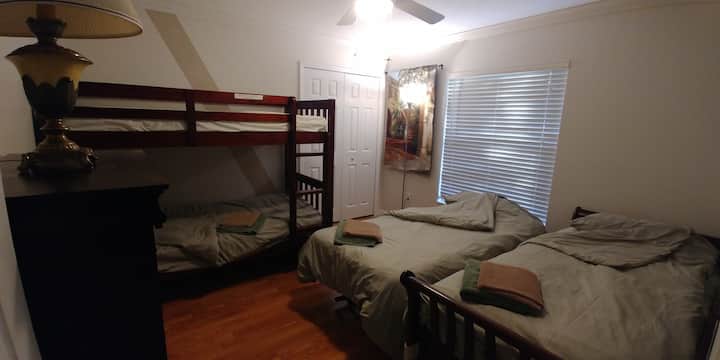 1张床和1张双人床。共4张床。 