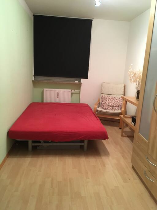 Das Schlafzimmer mit 9,2 Quadratmeter, Bettwäsche ist selbstverständlich frisch und inklusive.