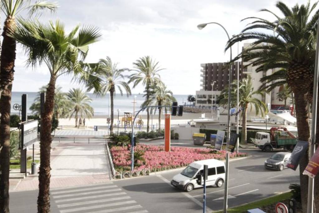 Cruzas y estás en la playa