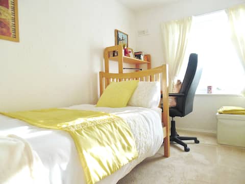 In Demand! Bright, Sunny room, 20 min from centre.
