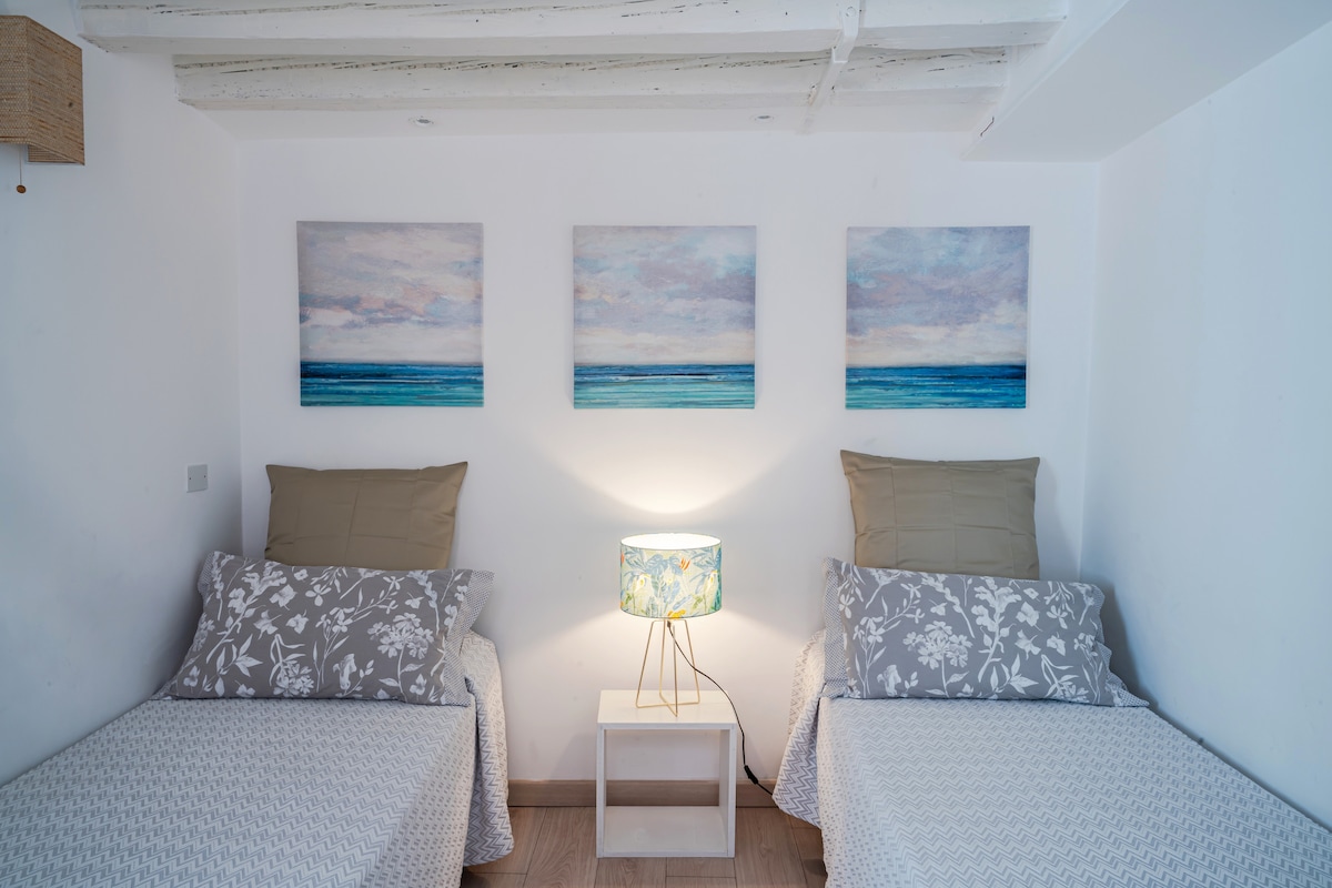 Dos camas en la segunda habitación frente a la ventana