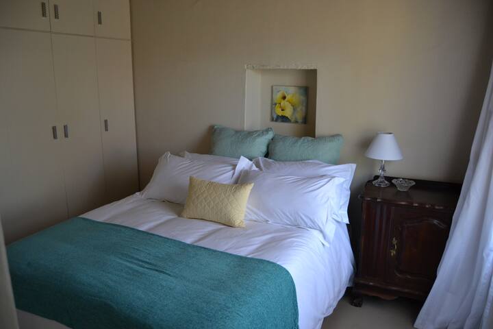 בחדר לילי יש מיטה זוגית עם מצעים איכותיים. בכל המיטות יש שמיכות חשמליות לחורף וגם לחדרי רוז ולילי יש מאווררים מעל המיטות לקיץ.