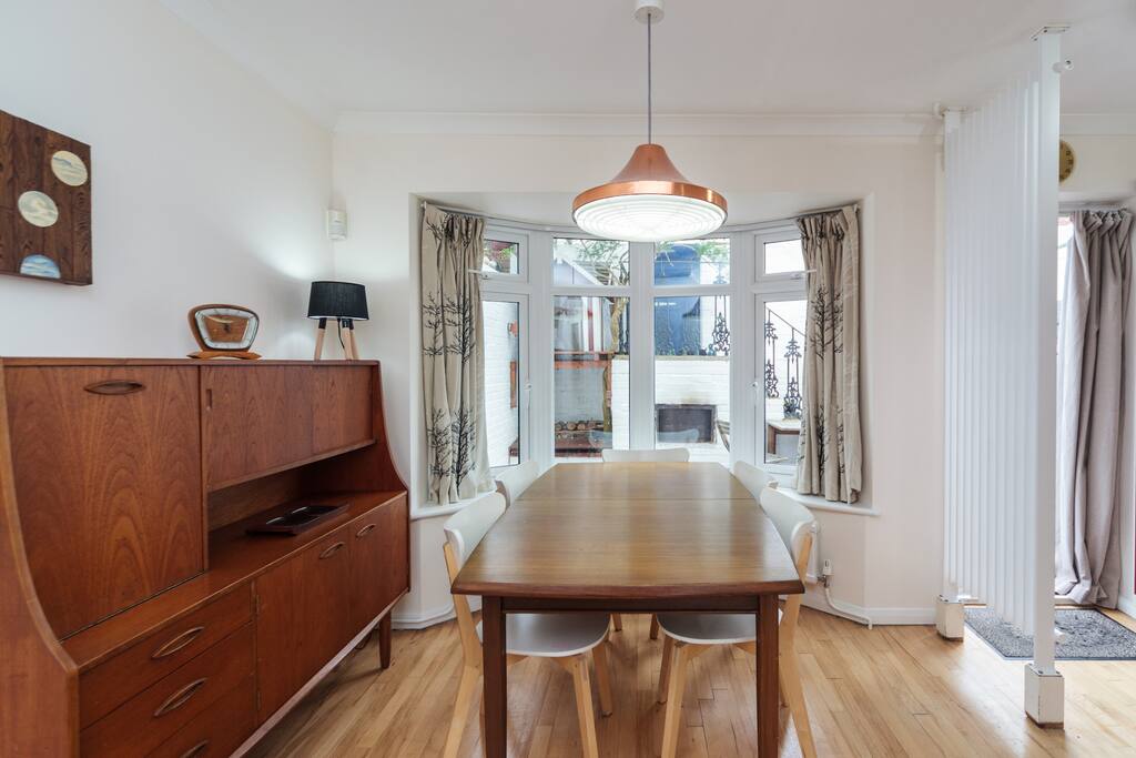 Dining area, middle floor. The table can be extended.