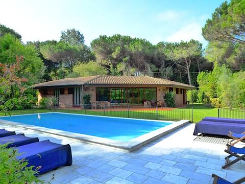 Villa Sibel with pool in Versilia