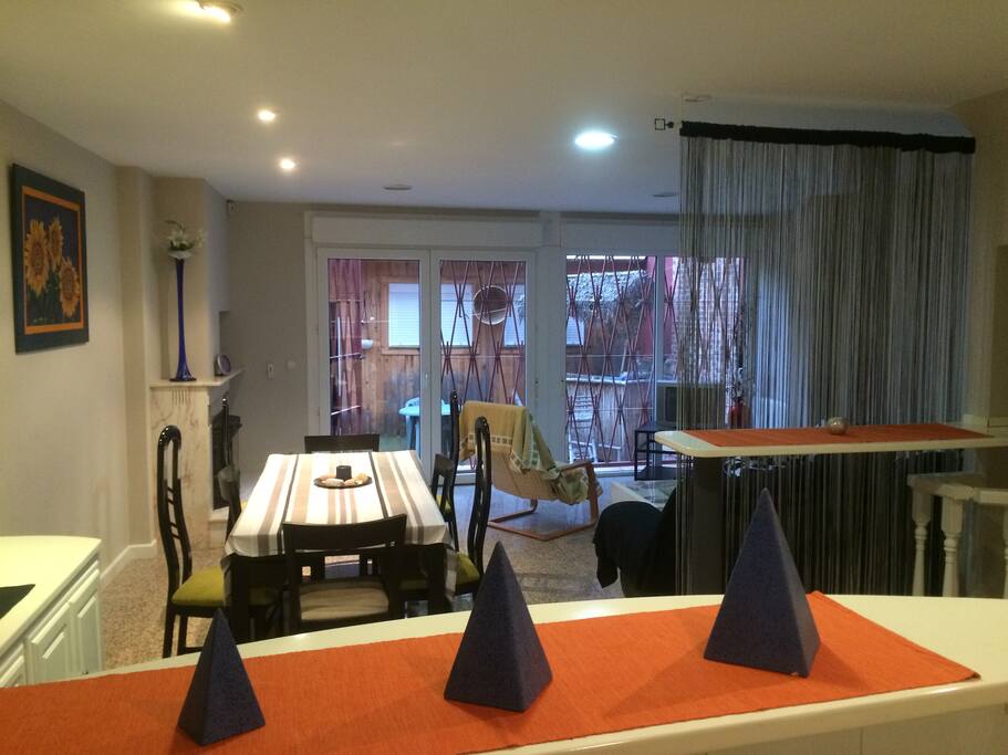 amplio salón con chimenea