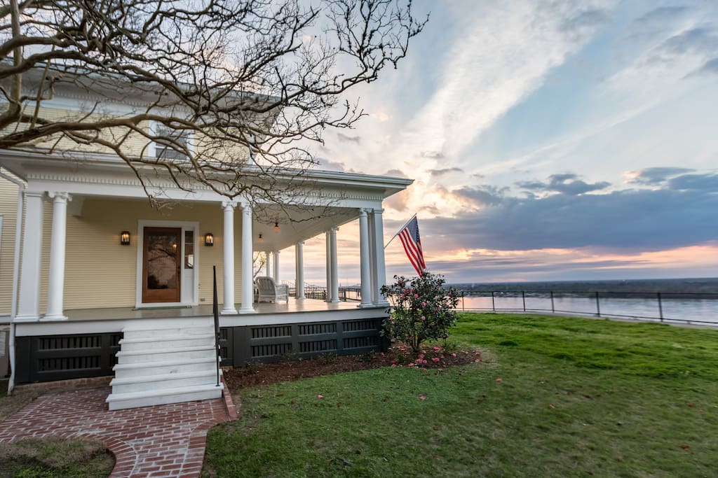 Clifton House sits 200 feet above the river on Natchez's renown "Bluff Path" -- just a short walk to downtown restaurants!