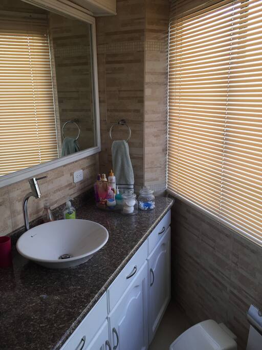 Baño compartido para las dos habitaciones