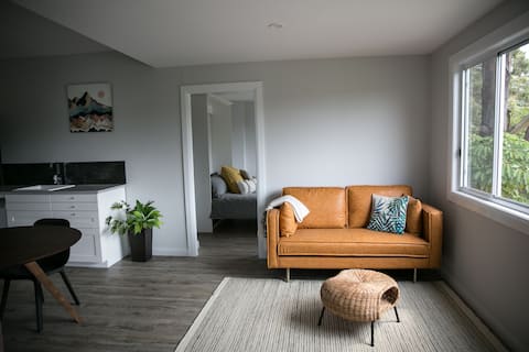 Popular Airbnb listing: Treetop Sanctuary, modern and nice walk to beach in Terrigal