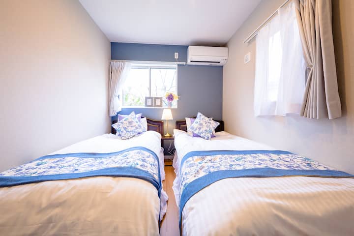 【Bedroom】2階寝室。
これからの時期にピッタリの青と白を基調とした爽やかなカラーリングが人気のお部屋です。