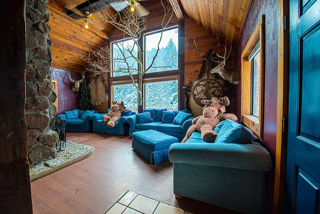 Awesome Livingroom with Huge TV!