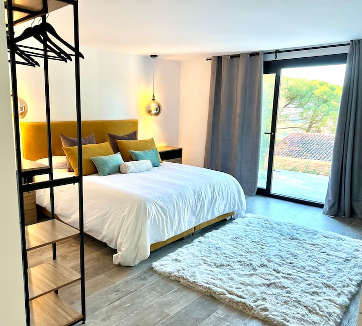 ห้องสวีทหลักพร้อมอ่างอาบน้ำและเข้าถึงระเบียงสระว่ายน้ำได้โดยตรง 