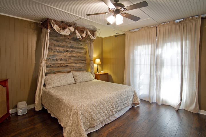 เตียงคิงไซส์ในมาสเตอร์เป็นที่นอนเมมโมรี่โฟมที่นุ่มสบาย