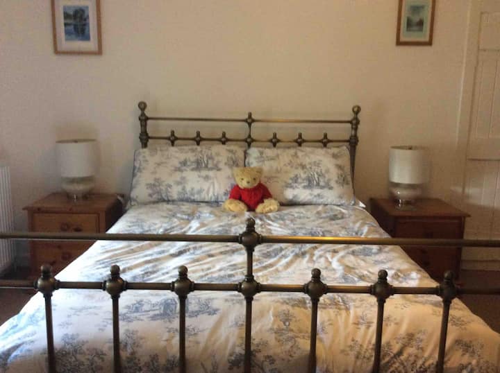 Spavaća soba 2

Udoban krevet s pogledom na jezero

