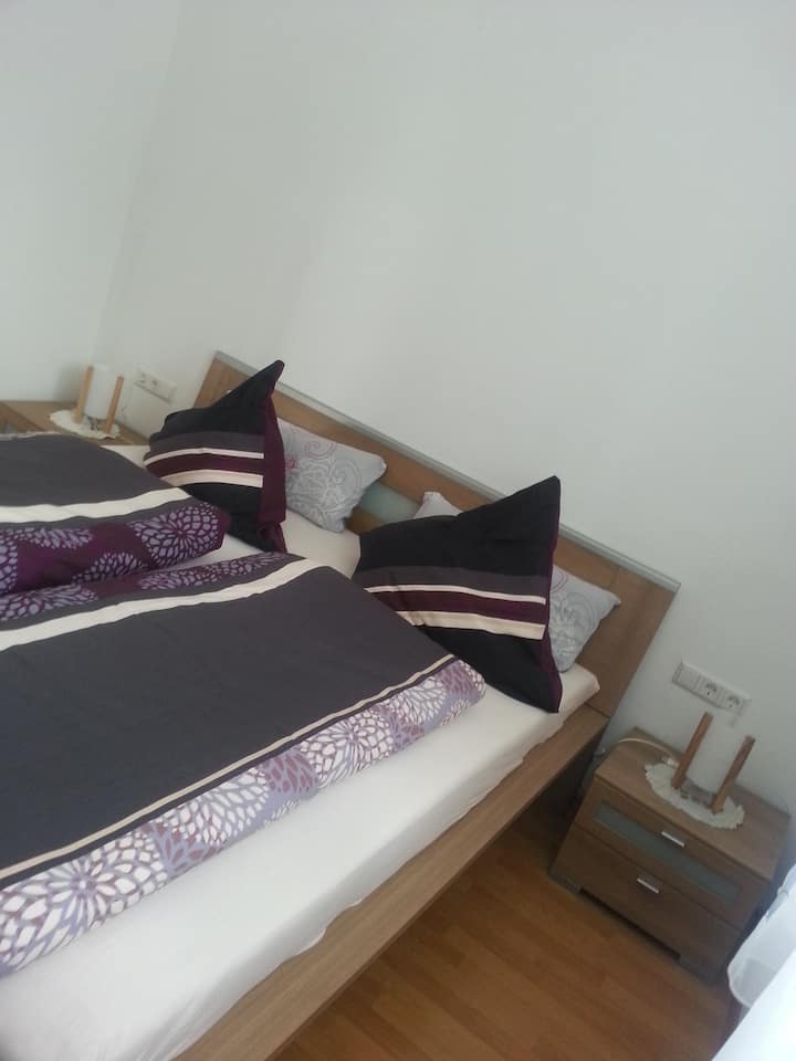 Светлата спална соба нуди доволно простор за убави соништа