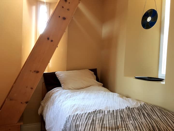 Препоръчва се за възрастни: уютна спалня с единично легло, вградено в камбанарията с прозорци със стрелки. Стълбите изискват допълнително внимание към безопасността. 