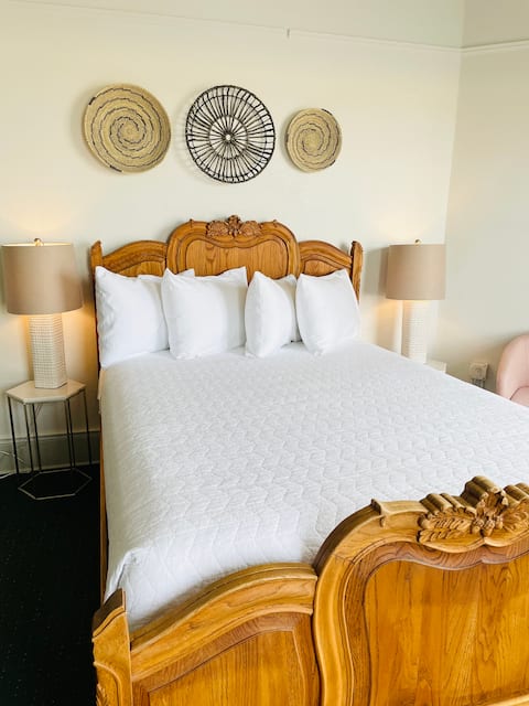 Rm. 217 | 2 Bedroom, Fireplace Suite