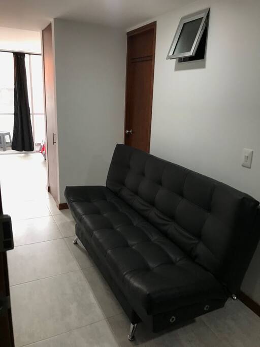 sofá cama en la sala de estar
