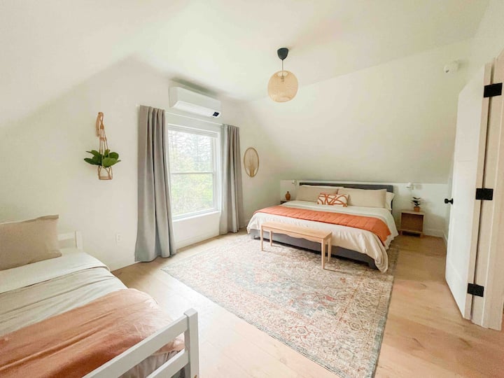 Chumba kikubwa cha kulala chenye ghorofa mbili juu. 