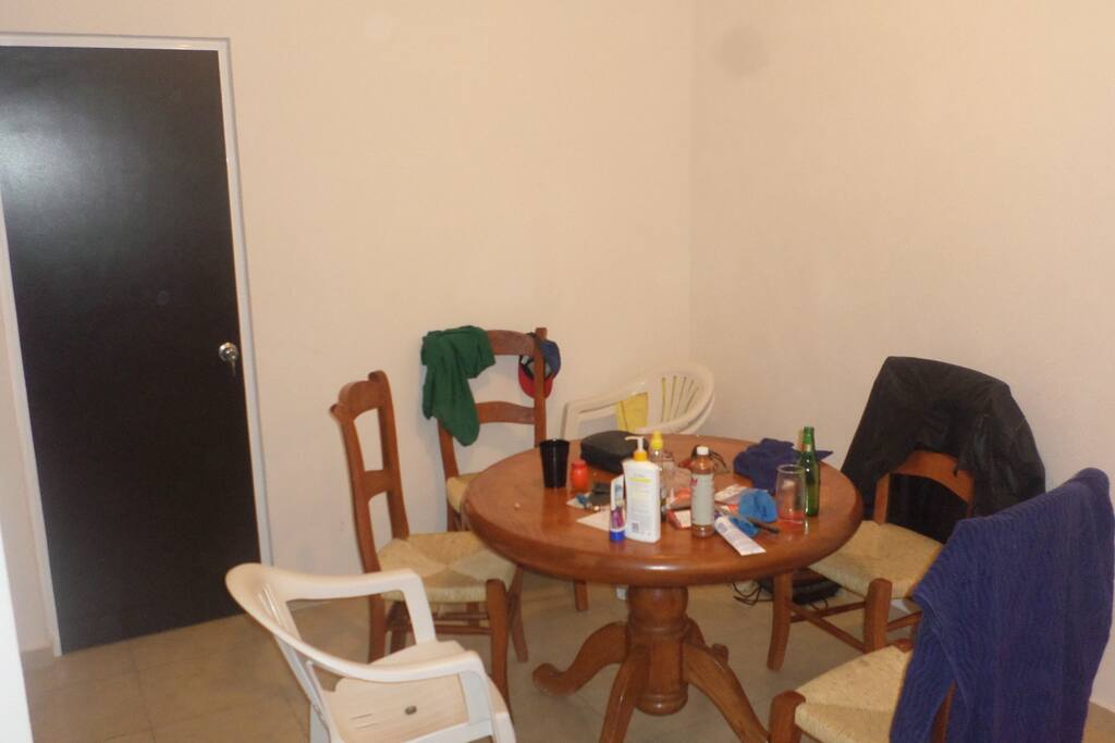 comedor y la puerta a una de las recamaras.