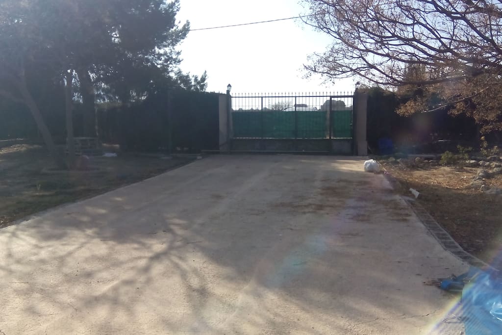 La entrada a la parcela con puerta automática.