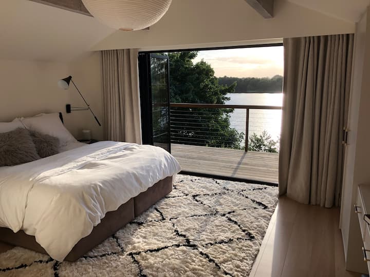 Chumba kikuu cha kulala hufunguka kwenye roshani-mahali pazuri pa kuona machweo ya kupendeza! 