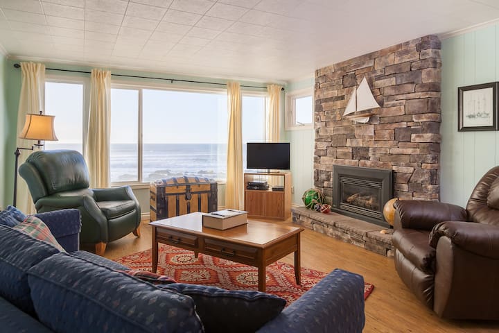 Captain's Quarters - Oceanfront, balcony, kitchen.