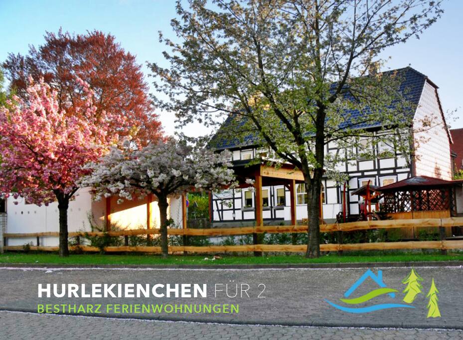 Carport und für Mopeds oder Fahrräder auch eine Garage.
