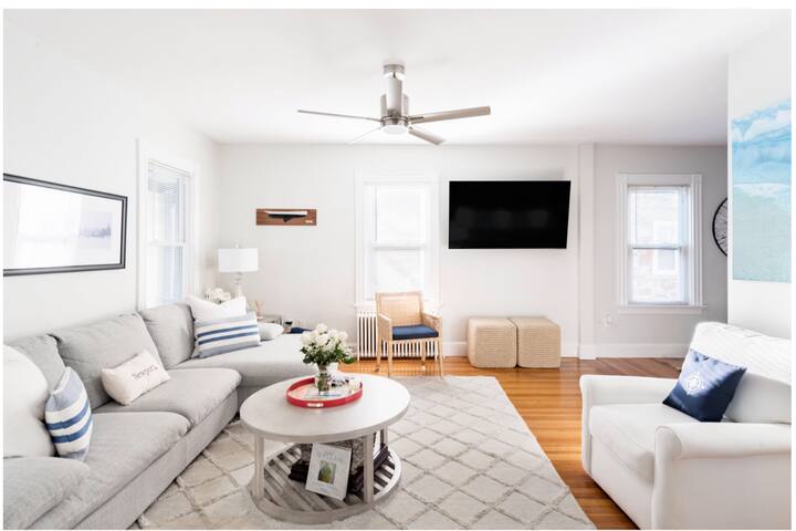 Beautiful Downtown Newport Home w/ 2 parking spots gallery image 4