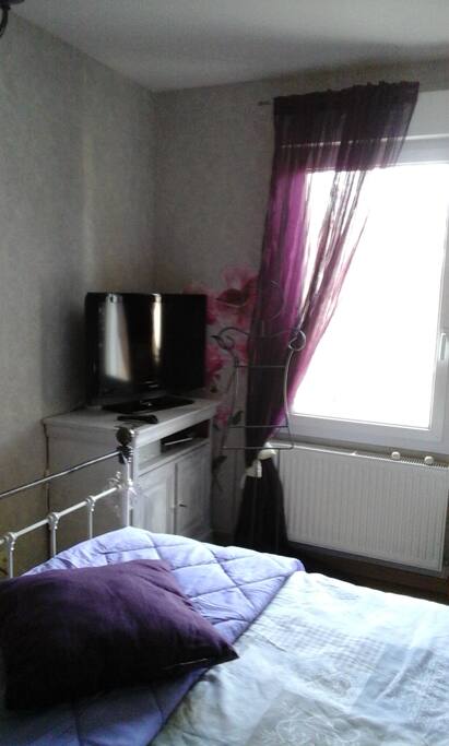 Ecran plat dans la chambre.