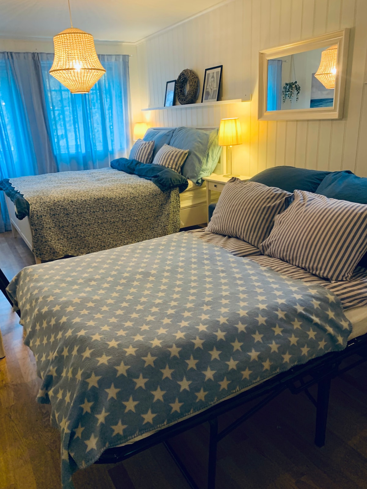 160 см рамков матрак, кафяв горен матрак в латекс и вълна, който осигурява по - мека повърхност. 7 см

Разтегателният диван с буболечки бързо се превръща в удобно легло, като се издърпва жилището. 
Разполага с 12 - сантиметров матрак в издръжлив политер, гладък апартамент без  фуги.