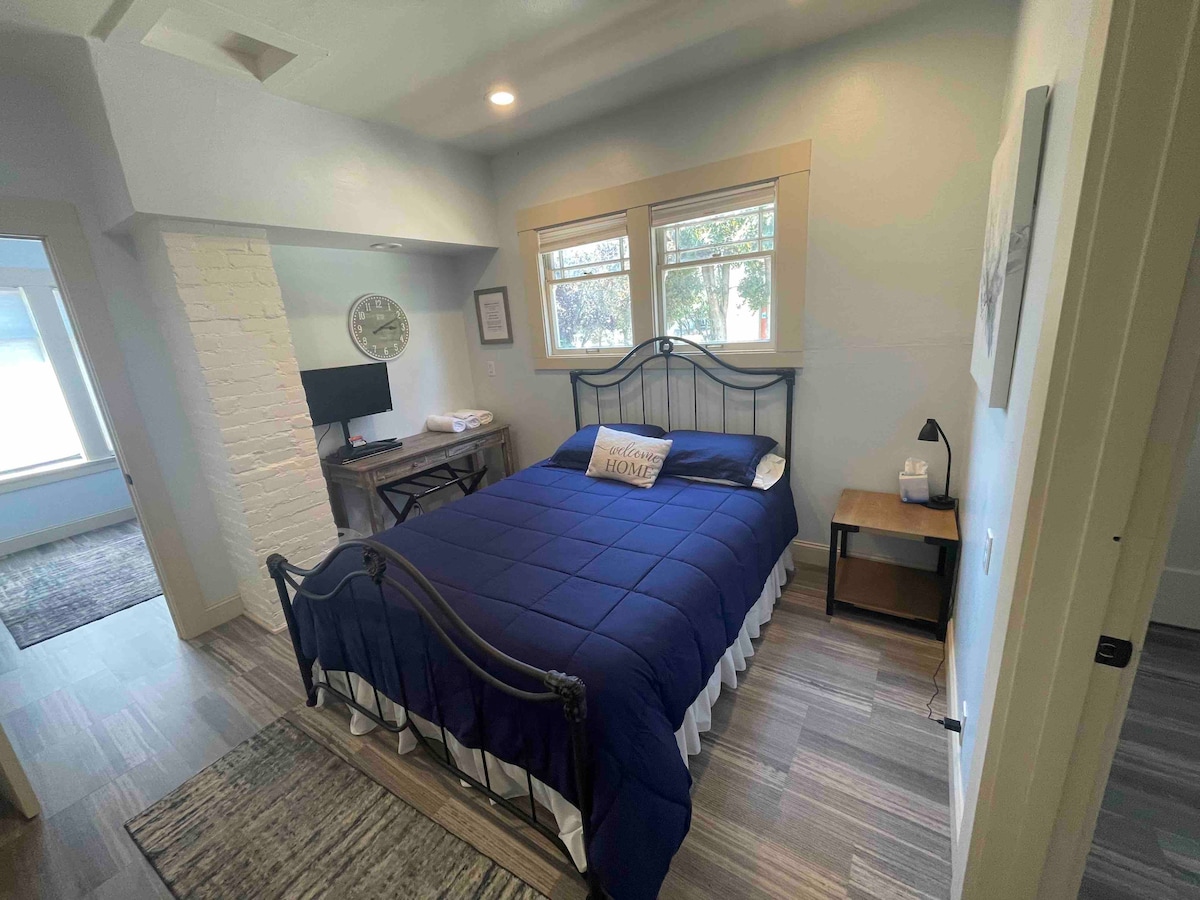 Kitanda cha malkia katika chumba chake mwenyewe. 