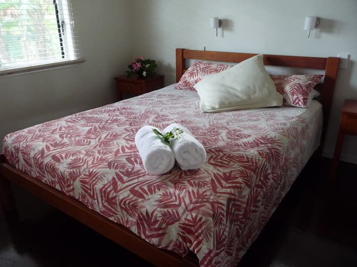 bedroom 3 (queen bed)