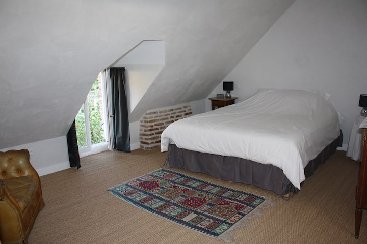 Chumba chetu cha kulala cha kustarehesha na chenye nafasi kubwa 