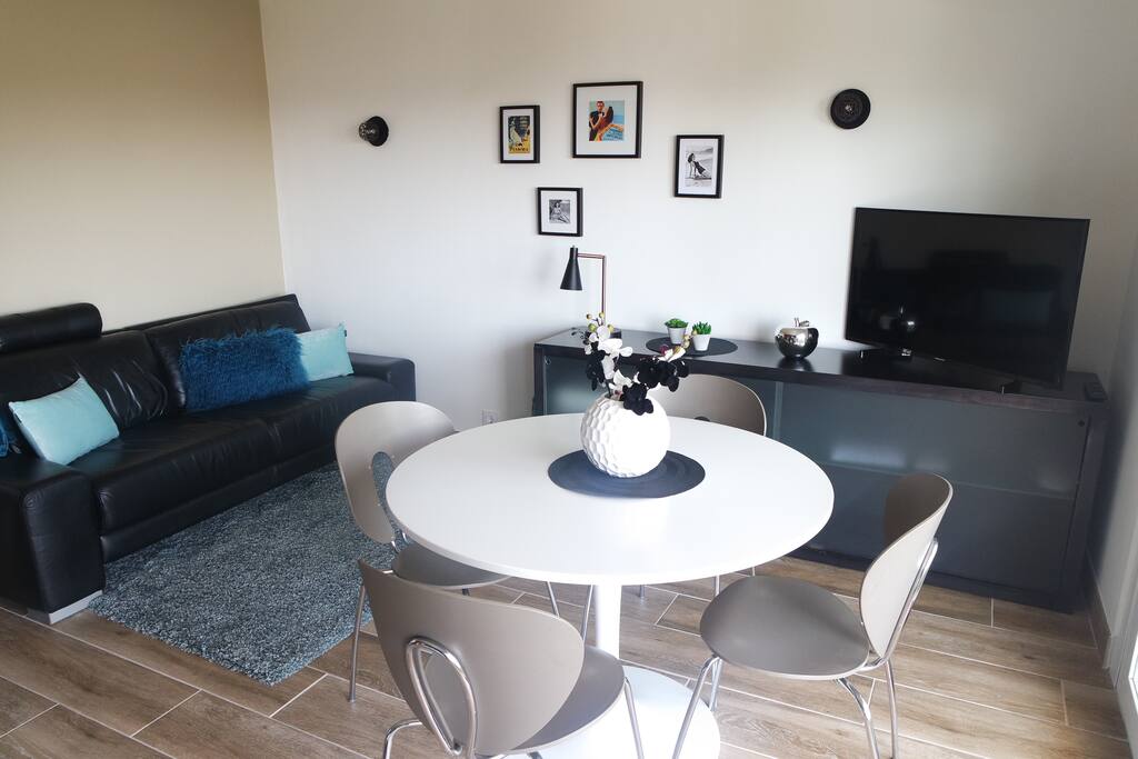 Un salon, spacieux et douillet