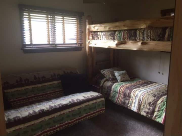 Dhomë gjumi me 3 krevate dopio "single log" dhe "full futon"