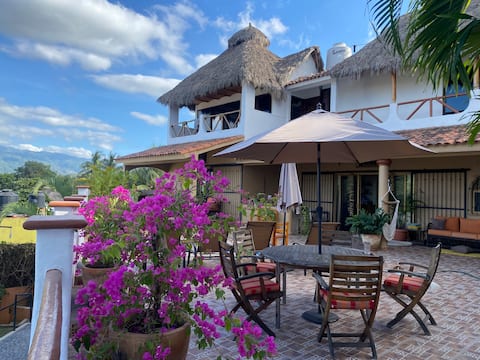 Gorgeous home, stunning views, 5min walk to beach!