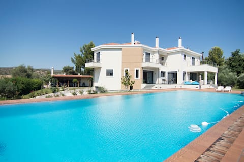 Luxurious Family Villa by the Sea close to Athens