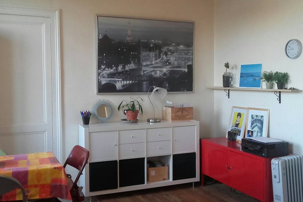 Salle de séjour avec coin salle à manger et salon