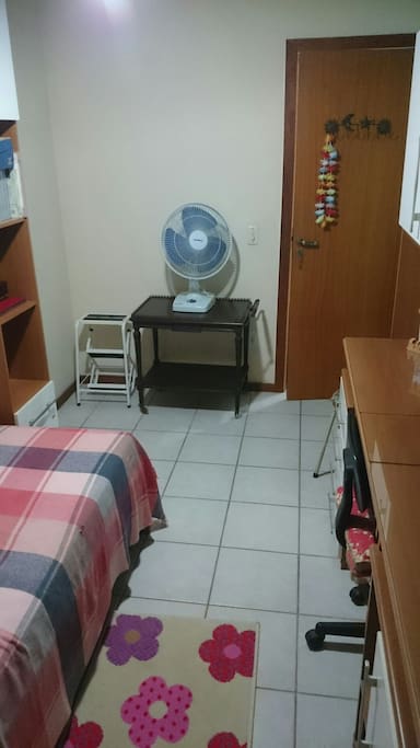 Ventilador e mesa para computador