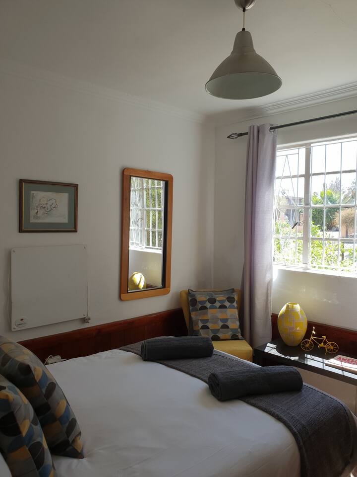 غرفة نوم بها حمام داخلي