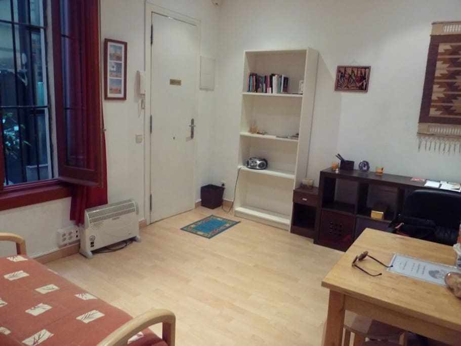 Salón con sofá-cama y mesa.
