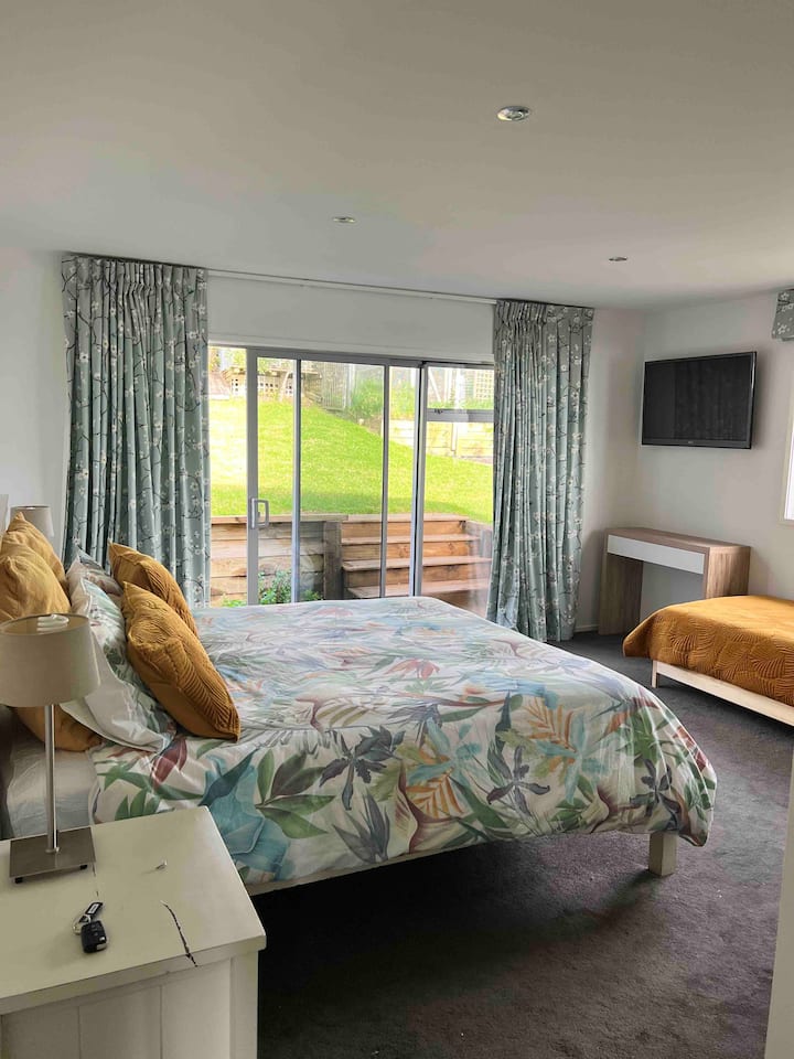 غرفة النوم الرئيسية (الملك) تفتح على الفناء الخلفي. 