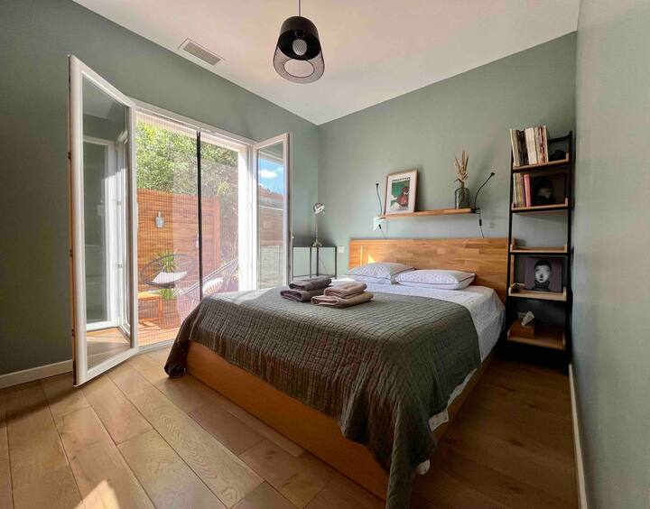 غرفة النوم رقم2
سرير 160 سم × 160 سم
الوصول إلى تراس خشبي حميم 2 كراسي بذراعين + طاولة + أرجوحة شبكية