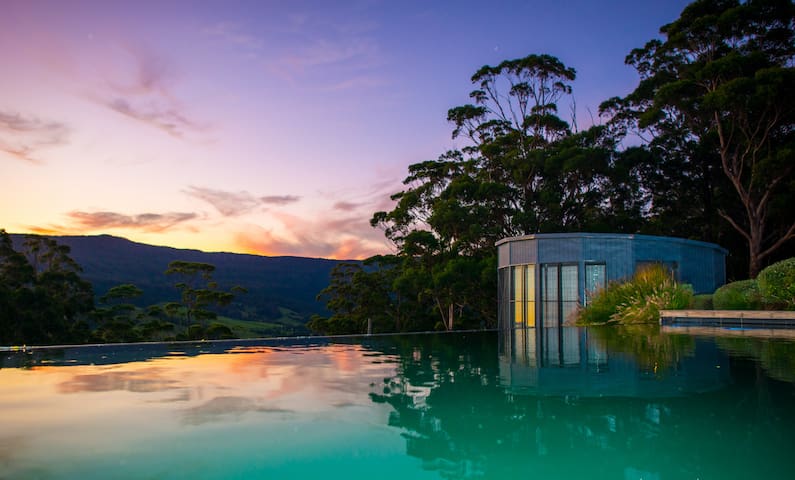 TheGuestHouse-mid week romance,views, pool,firepit