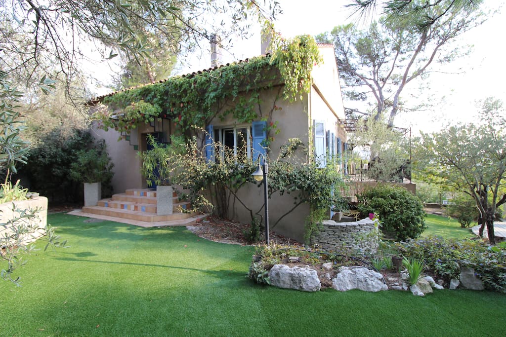 Vue d'ensemble de la maison : entrée sur la gauche, première terrasse sur la droite ...