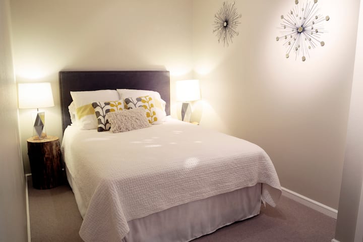 Acogedor segundo dormitorio con cama tamaño queen.