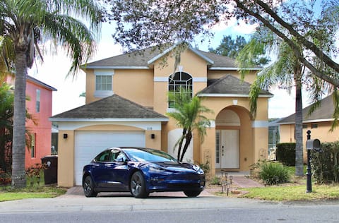 Luxury Tropical Themed Villa With Lake View!