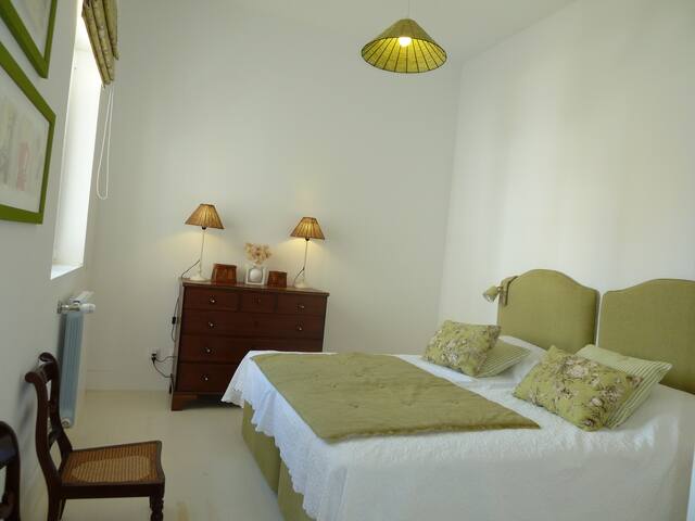 Luxury Recently Renovated 6P House w PrivateGarden gallery image 3