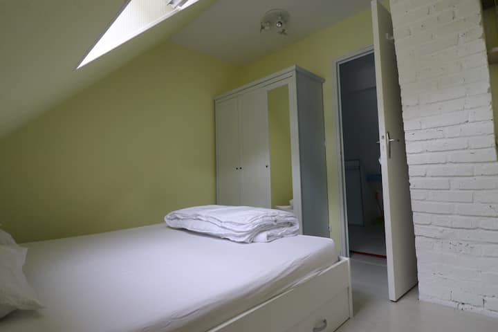 Chambre jaune à l'étage, lit 160×200